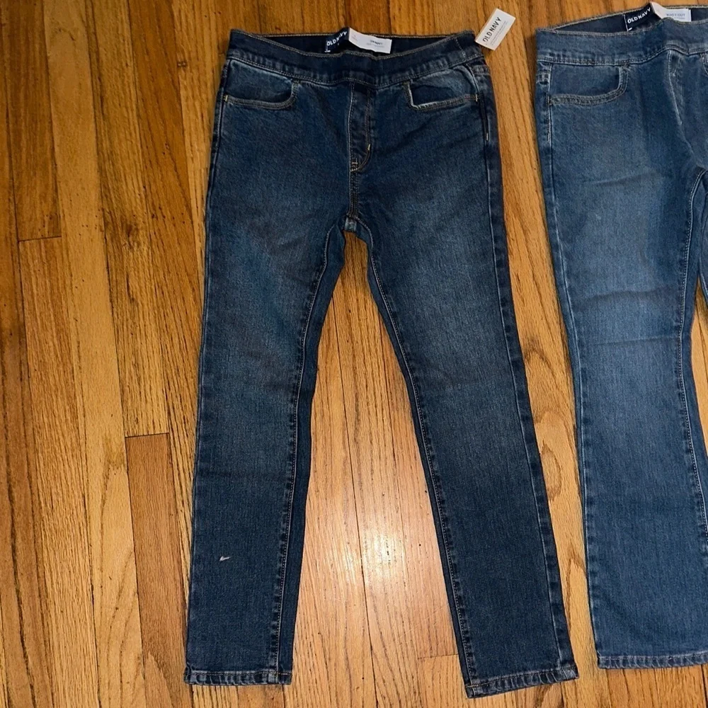Old Navy girls pull on Slim Jeans in Light and Dark Blue